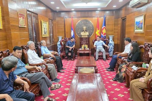 Hội Hữu nghị Việt Nam - Lào tỉnh Lâm Đồng thăm và trao quà học sinh tại Lào