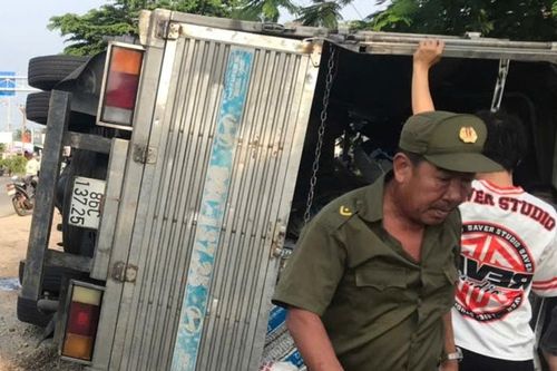 Xe tải lật nghiêng làm một người phụ nữ tử vong