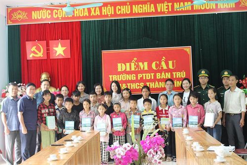 Báo và phát thanh, truyền hình Tuyên Quang thăm, tặng quà tại trường Phổ thông Dân tộc bán trú TH&THCS Thàng Tín