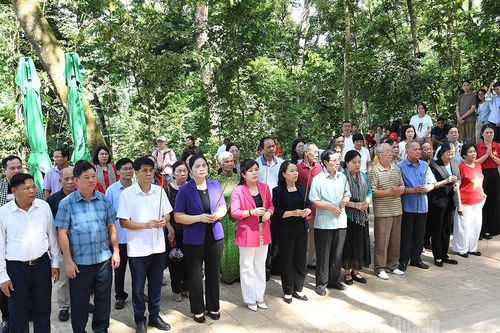 Đoàn đại biểu Quốc hội các khóa tỉnh Quảng Ninh về nguồn tại Khu di tích quốc gia đặc biệt Tân Trào