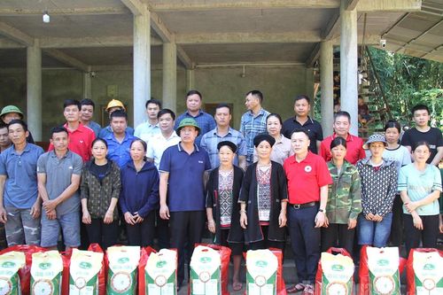 Hội Chữ thập đỏ tỉnh trao tặng 50 suất quà cho người dân Yên Phú bị thiệt hại do mưa bão