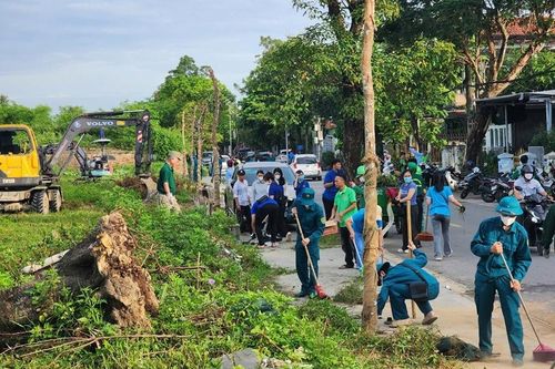 Ra quân làm sạch môi trường khu vực Eo Bầu, Thượng Thành