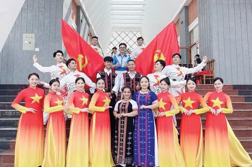 Cô gái Cơ Tu lan tỏa văn hóa vùng cao