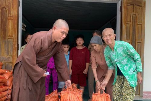 Các tự viện trao quà từ thiện nhân mùa Vu lan - Báo hiếu tại các địa phương