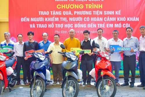 Chùa Long Hoa (TP.HCM) trao tặng hơn 950 phần quà trong dịp Vu lan - Báo hiếu