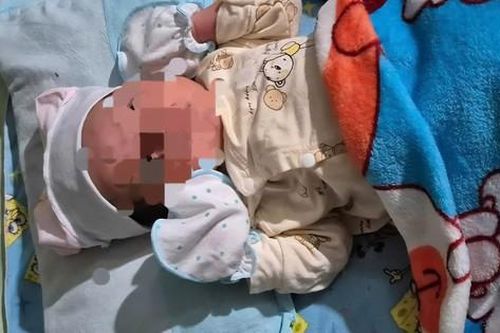 Bé trai sơ sinh bị bỏ rơi kèm bức thư viết trên giấy học trò ở An Giang