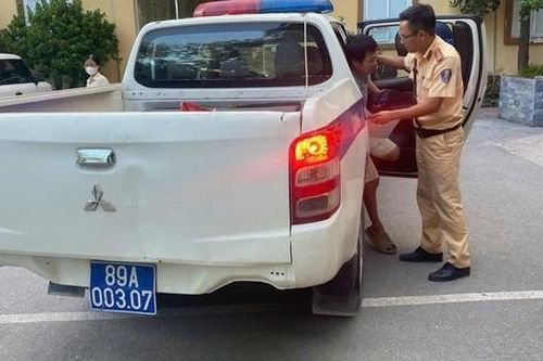 CSGT Hưng Yên hỗ trợ người đàn ông đau bụng quằn quại ven đường đi cấp cứu