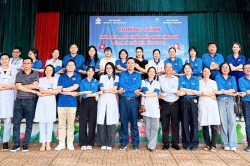 Khám bệnh, phát thuốc miễn phí và tặng quà cho trẻ em xã Huổi Một, tỉnh Sơn La