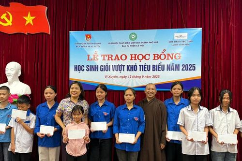 Giáo hội Phật giáo Việt Nam TP. Huế trao tặng học bổng cho học sinh Tuyên Quang