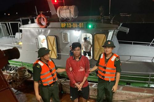 Bắt giữ đối tượng truy nã lẩn trốn trên tàu cá ngoài biển