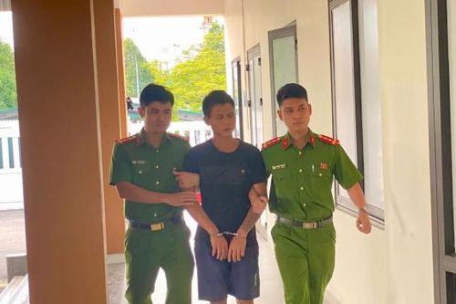Khống chế đối tượng mang dao xông vào trụ sở Công an xã gây rối