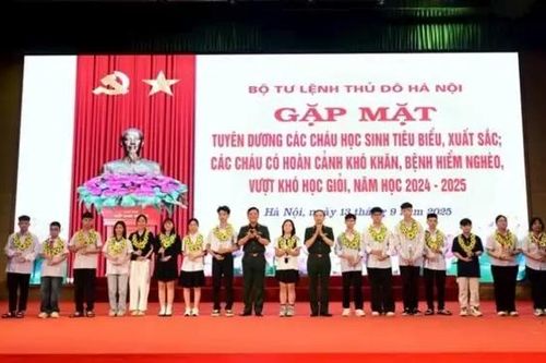 Học sinh vượt khó, xuất sắc được Bộ Tư lệnh Thủ đô vinh danh