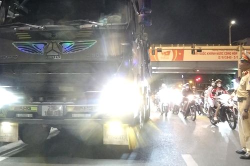 CSGT Hà Nội xử lý các tài xế 'độ' đèn siêu sáng