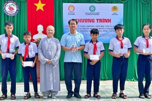 Hội Khuyến học tỉnh Lâm Đồng và các nhà tài trợ tặng quà cho học sinh và nhà trường vào năm học mới