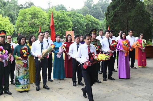 Đoàn đại biểu tỉnh dâng hoa Khu di tích lịch sử Nặm Lìn, dâng hương Khu lưu niệm đồng chí Hoàng Đình Giong
