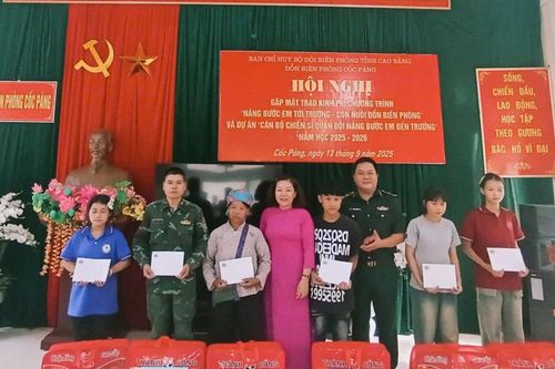 Đồn Biên phòng Cốc Pàng hỗ trợ 21 học sinh có hoàn cảnh khó khăn