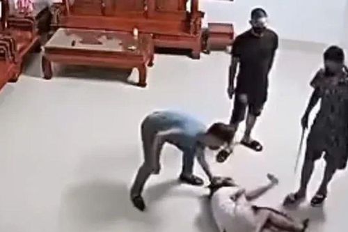 Phẫn nộ: Ba người đàn ông xông vào nhà hành hung một phụ nữ giữa đêm