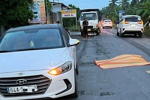 Người đàn ông lao vào xe tải tử vong sau khi dùng búa đánh vào đầu 1 phụ nữ: Hé lộ 1 chi tiết rất đau lòng