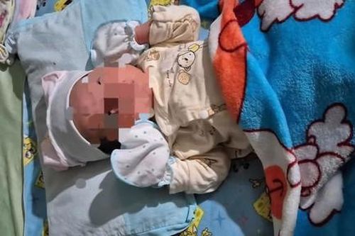 Bé trai 1 ngày tuổi bị bỏ rơi kèm theo bức thư 'con còn đi học mà lỡ dại…'