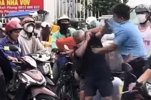 TPHCM: Làm rõ clip người đàn ông lớn tuổi bị tài xế ôtô hành hung gây phẫn nộ dư luận