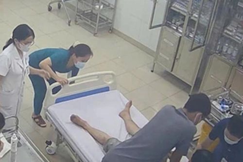 Cứu người đàn ông ngưng tim khi một mình tới khoa cấp cứu