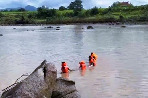 Ba học sinh rủ nhau tắm sông, 2 em chết và mất tích