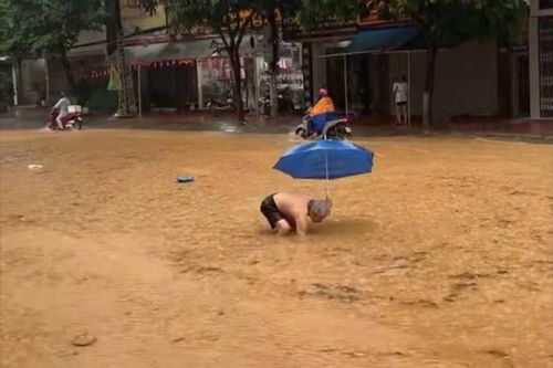 Đường phố Lào Cai ngập sâu sau mưa lớn
