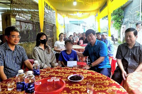 Phó Chủ tịch tỉnh Đắk Lắk 'thưởng nóng' cậu bé dũng cảm cứu bạn khỏi kẻ sát nhân