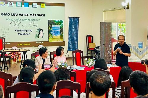 'Dòng chảy tâm ngôn của cha và con' qua hai tập thơ 'Vệt thiều quang' và 'Vân không'