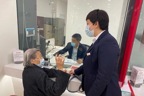 Làm lại thẻ ATM cũ, người phụ nữ đột nhiên thấy số tiền 1,7 tỷ đồng xuất hiện trong tài khoản: Hé lộ nguồn gốc của số tiền sau khi điều tra