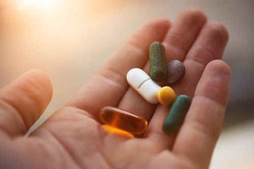 Thời điểm uống vitamin trước hay sau bữa ăn để hấp thu tốt hơn?