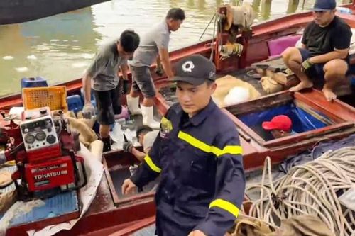 Cảnh sát kịp thời cứu tàu cá đang chìm trên vùng biển Đắk Lắk