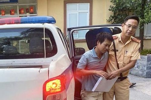 CSGT dùng xe chuyên dụng đưa người đàn ông có biểu hiện bất thường đi bệnh viện cấp cứu
