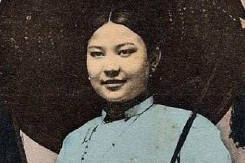 Bạn lan ôm gối nhà vua