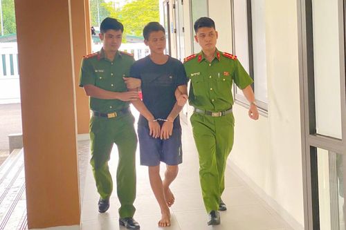 Khống chế đối tượng dùng dao chém bị thương cán bộ công an