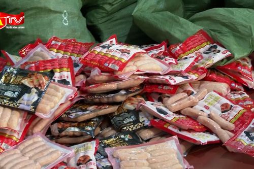 700kg xúc xích 'trôi nổi' bị thu giữ trước Tết Trung thu