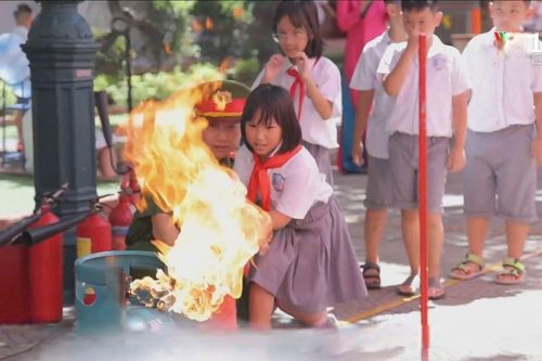 Sân trường biến thành 'trận địa phòng cháy, chữa cháy', học sinh hào hứng nhập vai lính cứu hỏa