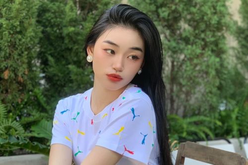 Tân Hoa hậu Yến Nhi: 'Mẹ tôi bán vé số, ba là phụ hồ'