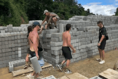 Nhóm khách Tây bốc gạch, hỗ trợ bà con Hà Giang