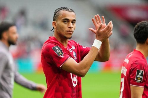 Em trai Mbappe gây sốt