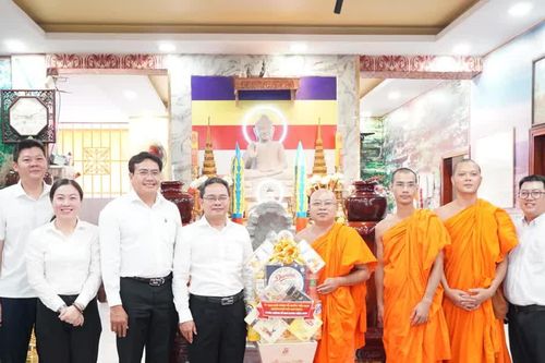 Ủy ban MTTQ Việt Nam TP Hồ Chí Minh chúc mừng lễ Sen Dolta của đồng bào Khmer