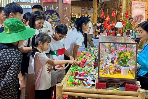 Kết nối truyền thống và hiện đại tại triển lãm thành tựu công nghiệp văn hóa