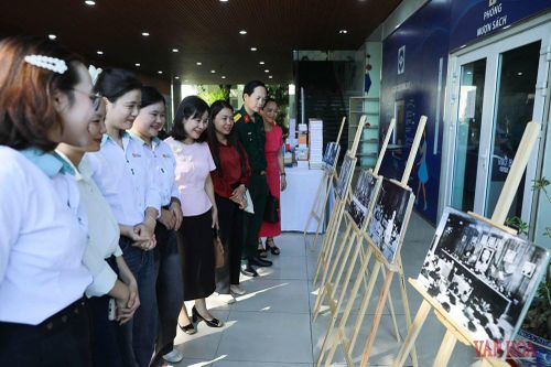 Triển lãm tài nguyên thông tin, ảnh và chuyên đề 'Bác Hồ với Văn hóa đọc'