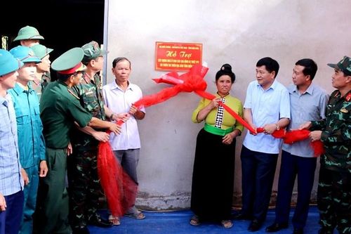 Bàn giao nhà ở cho các gia đình bị thiệt hại do mữa lũ tại xã Mường Luân