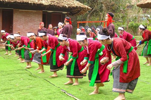 Nghệ nhân, già làng cùng 'truyền lửa' cho thế hệ trẻ