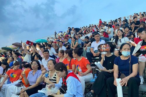 Khán giả nườm nượp đổ về Trung tâm Hội chợ Triển lãm Việt Nam, sẵn sàng bùng nổ cùng đêm nhạc đặc biệt 'Tôi yêu Tổ quốc tôi'