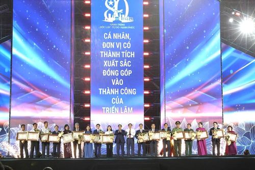 Tôn vinh chặng đường lịch sử và khát vọng vươn tới tương lai
