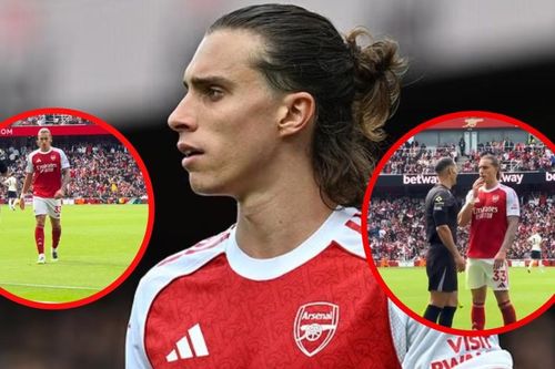 Hài hước hình ảnh trọng tài dạy ngôi sao Arsenal cách ném biên