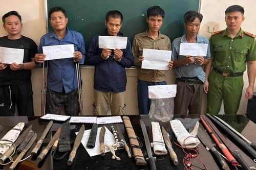 Bắt nhóm đối tượng có nhiều hành vi phạm tội liên quan ma túy, thu giữ hàng chục dao, kiếm