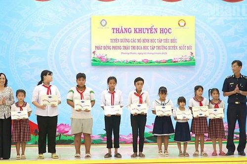 Đồng Tháp: Tiếp sức học sinh vững bước đến trường